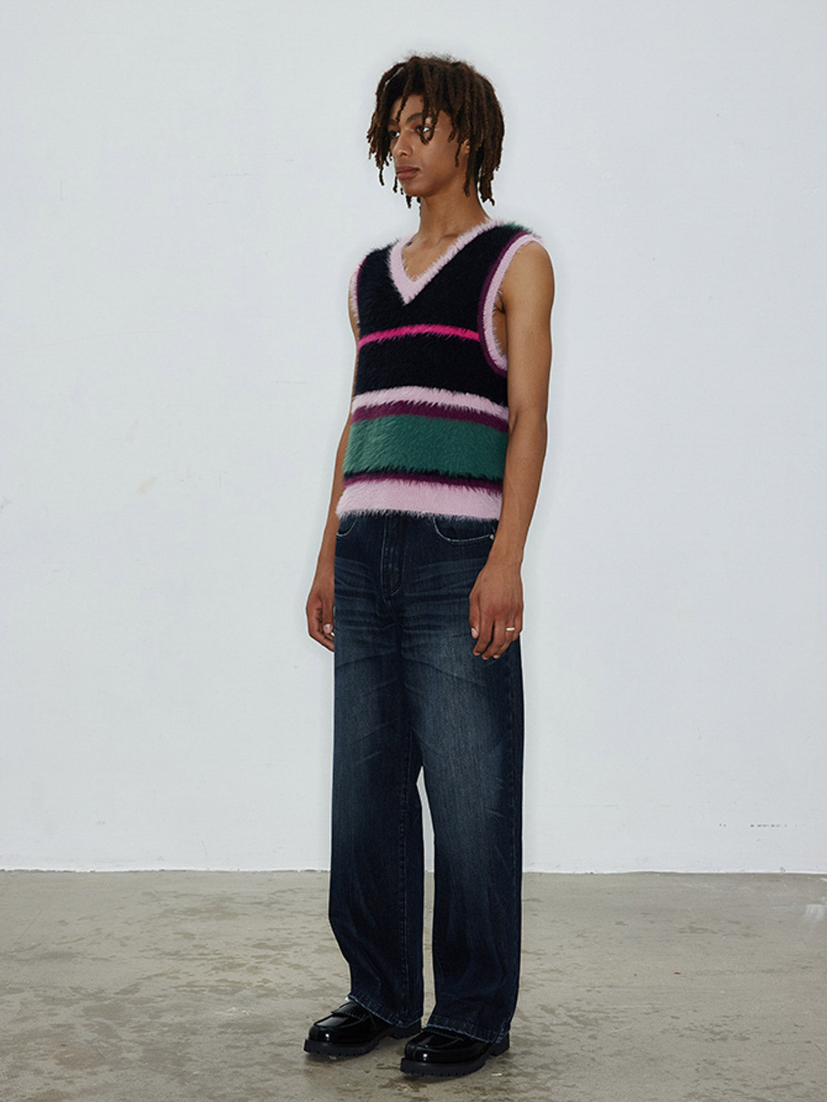 モデル画像:モデルがフェイクミンクカラーブロックストライプVネックベストを着用