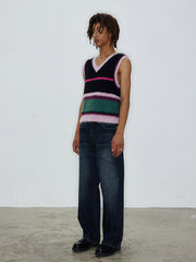 モデル画像:モデルがフェイクミンクカラーブロックストライプVネックベストを着用