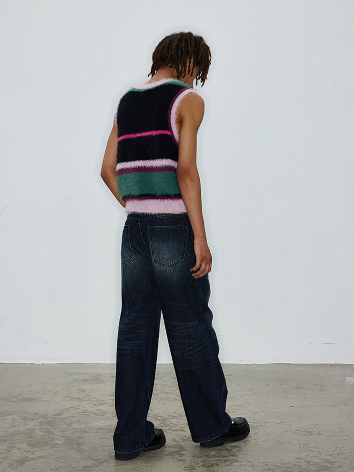 モデル画像:モデルがフェイクミンクカラーブロックストライプVネックベストを着用