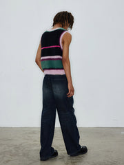 モデル画像:モデルがフェイクミンクカラーブロックストライプVネックベストを着用