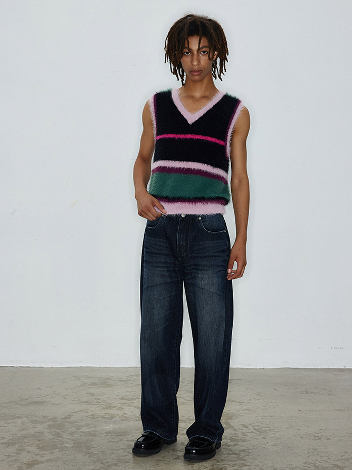 モデル画像:モデルがフェイクミンクカラーブロックストライプVネックベストを着用