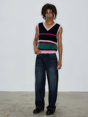 モデル画像:モデルがフェイクミンクカラーブロックストライプVネックベストを着用