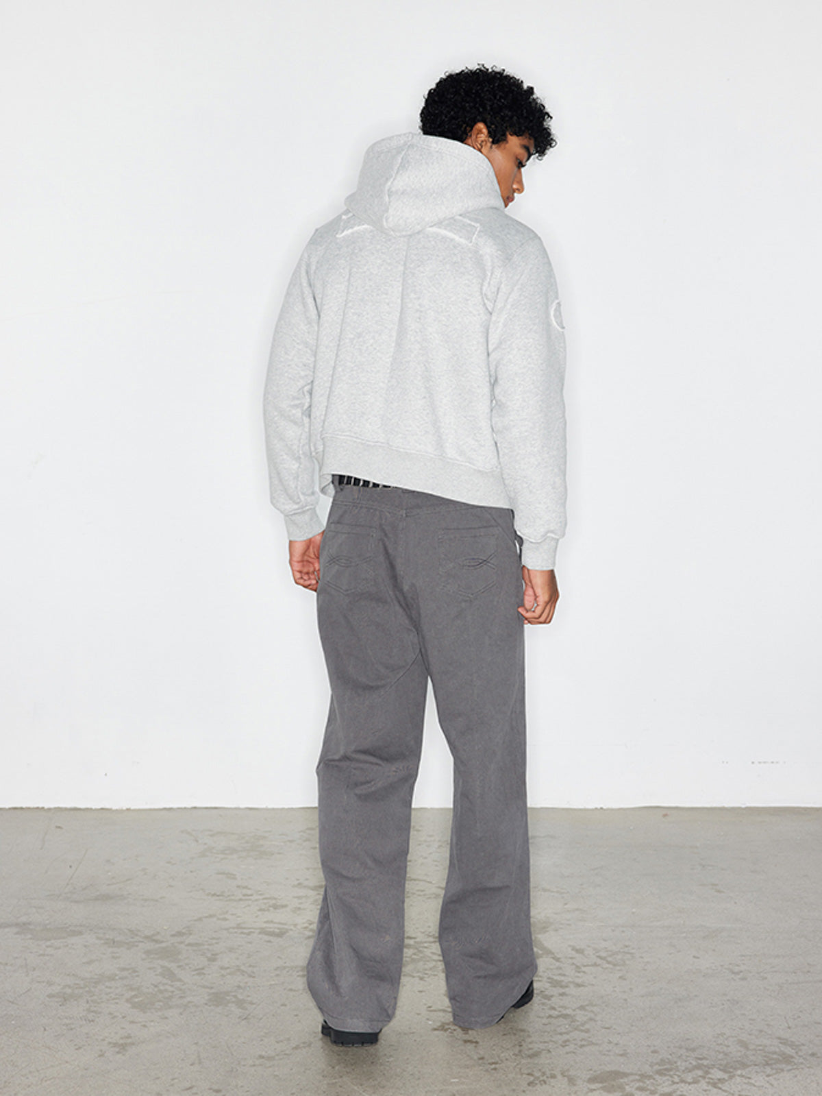 モデル画像:モデルがパール付きストレートカーゴパンツを着用