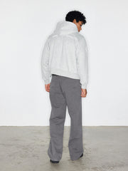 モデル画像:モデルがパール付きストレートカーゴパンツを着用