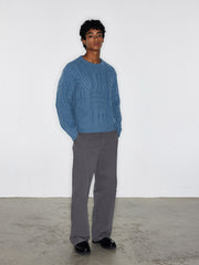 モデル画像:モデルがパール付きストレートカーゴパンツを着用