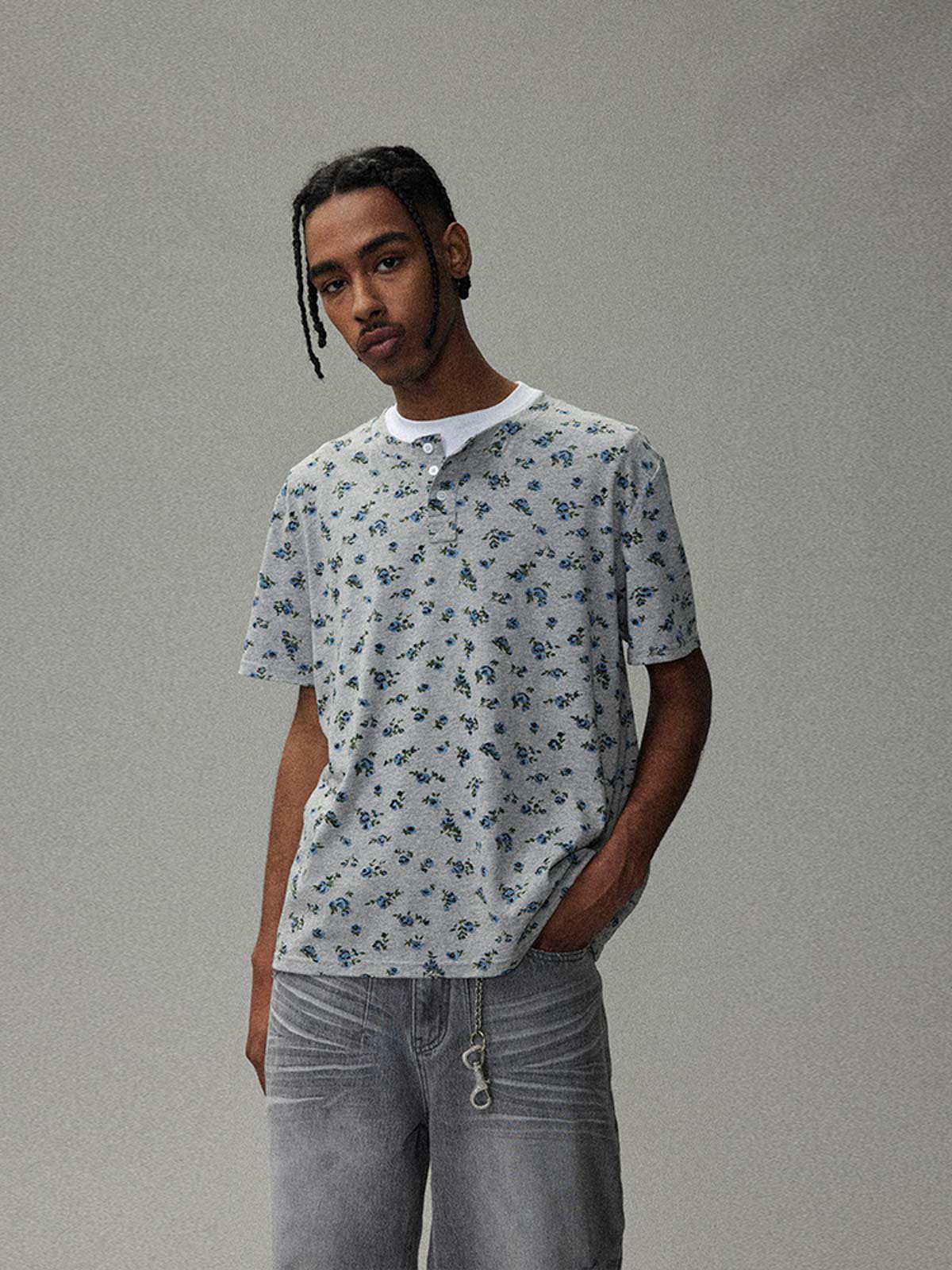 モデル画像:モデルが小花柄ヘンリーネック半袖Tシャツを着用