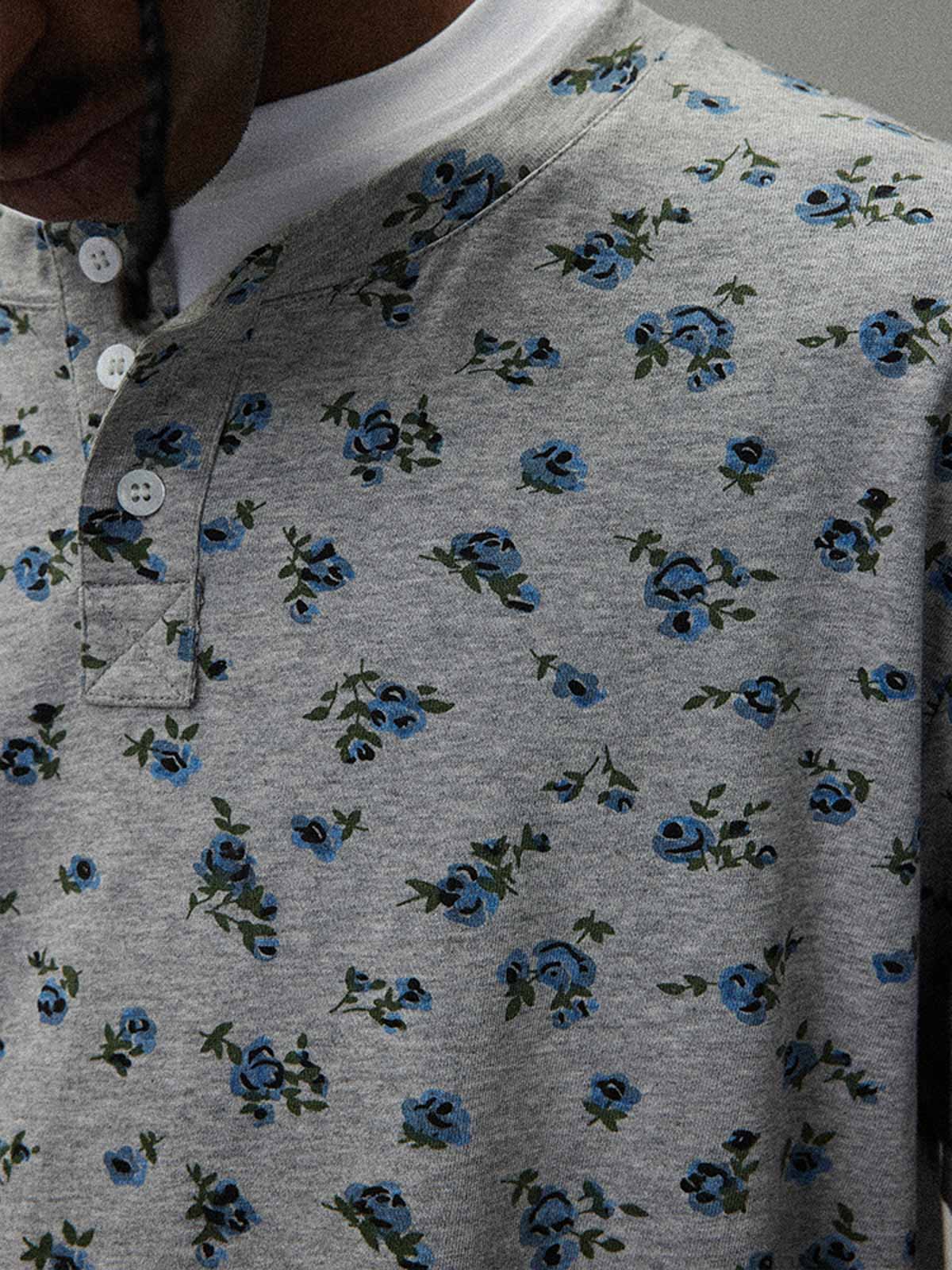 詳細画像:小花柄ヘンリーネック半袖Tシャツのディテール