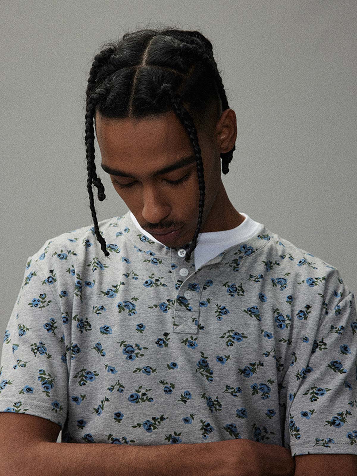 詳細画像:小花柄ヘンリーネック半袖Tシャツのディテール