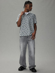 モデル画像:モデルが小花柄ヘンリーネック半袖Tシャツを着用