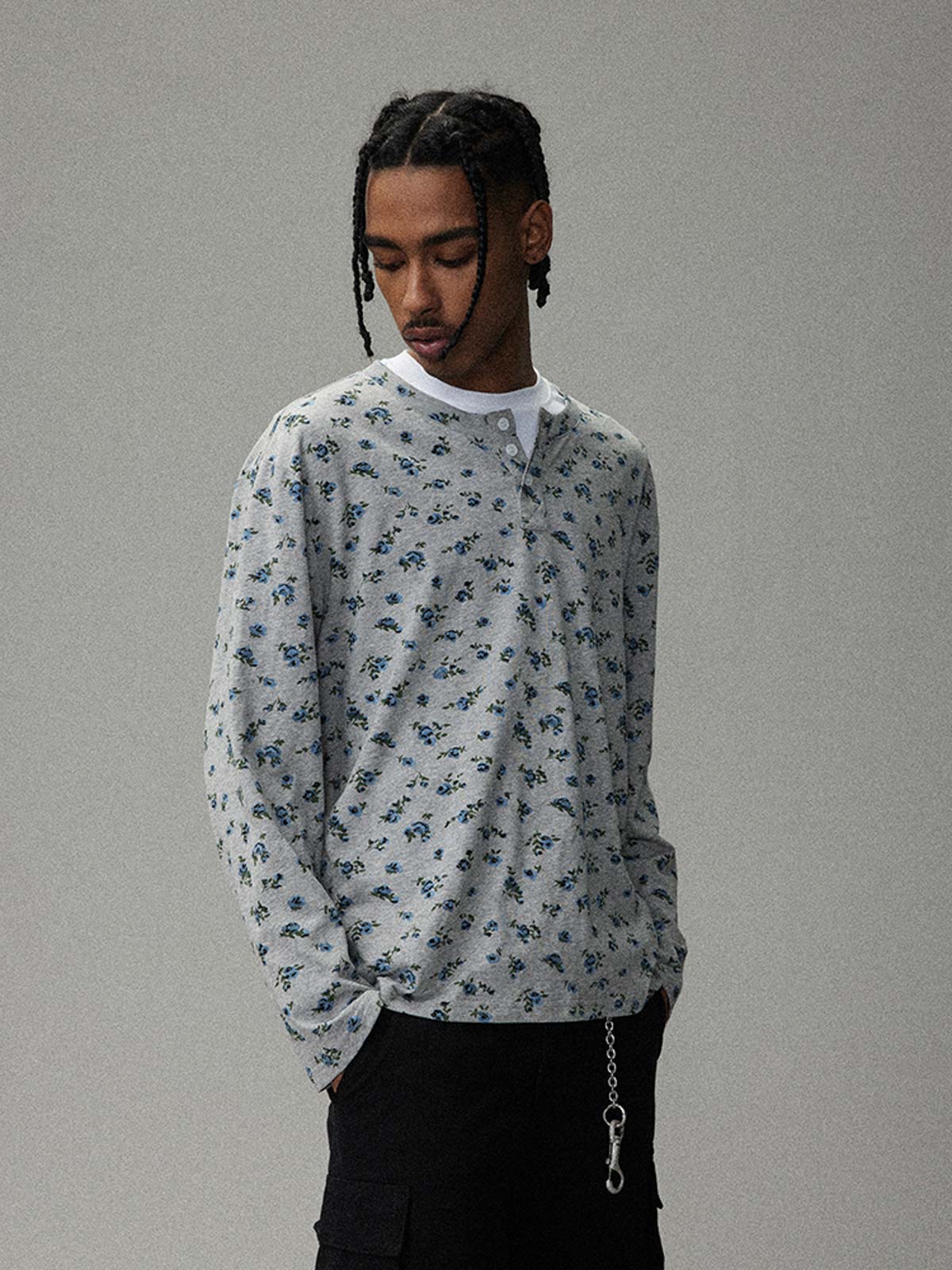 モデルが着用した花柄ヘンリーネック長袖Tシャツの展示図