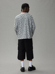 モデルが着用した花柄ヘンリーネック長袖Tシャツの展示図