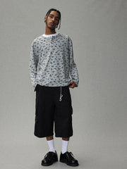 モデルが着用した花柄ヘンリーネック長袖Tシャツの展示図