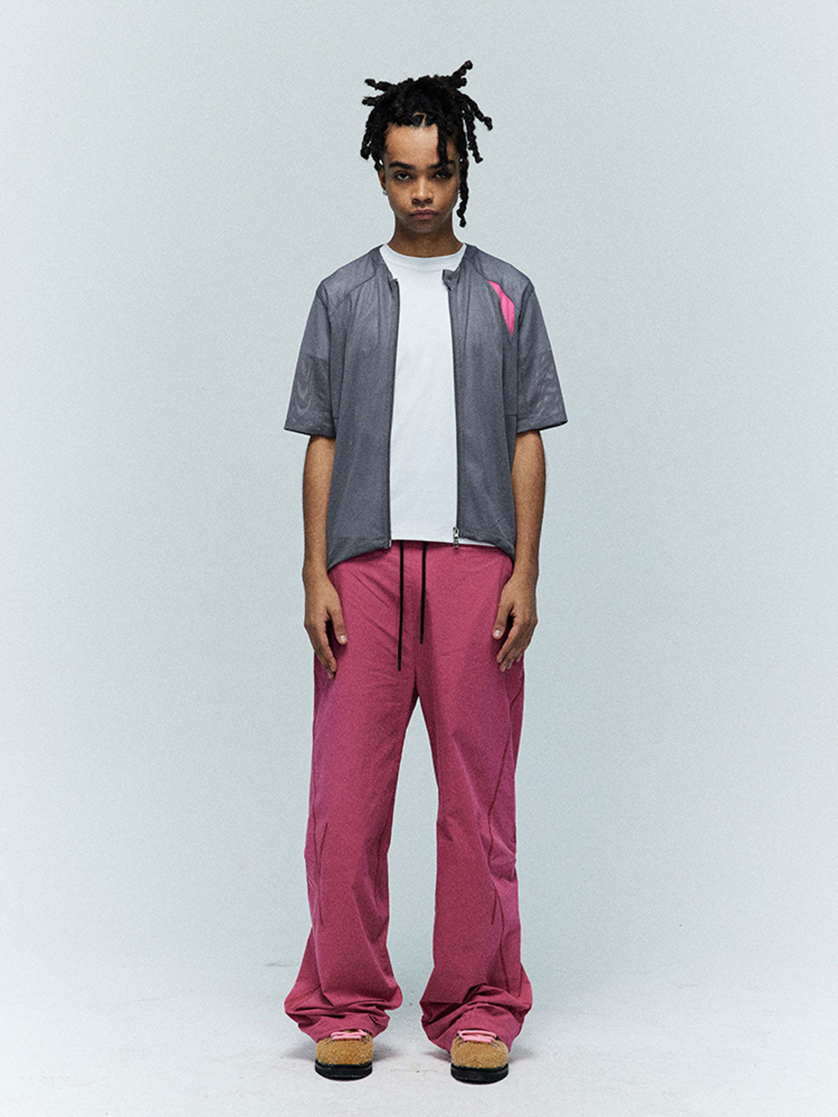 モデルがハーソーワイドパンツを着用した画像