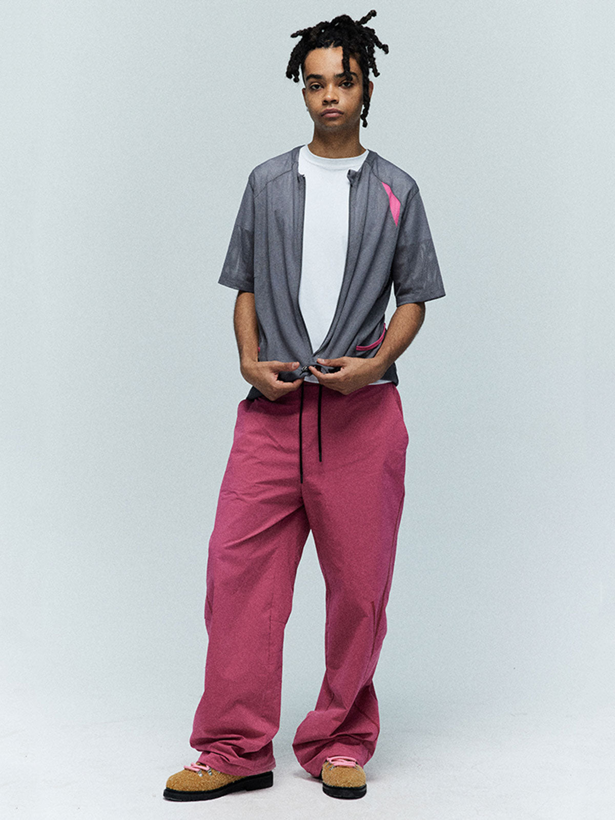 モデルがハーソーワイドパンツを着用した画像