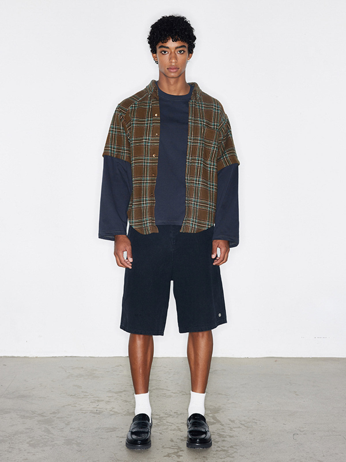 モデルが着用したチェック柄ヴィンテージ風レイヤード風ルーズシャツ