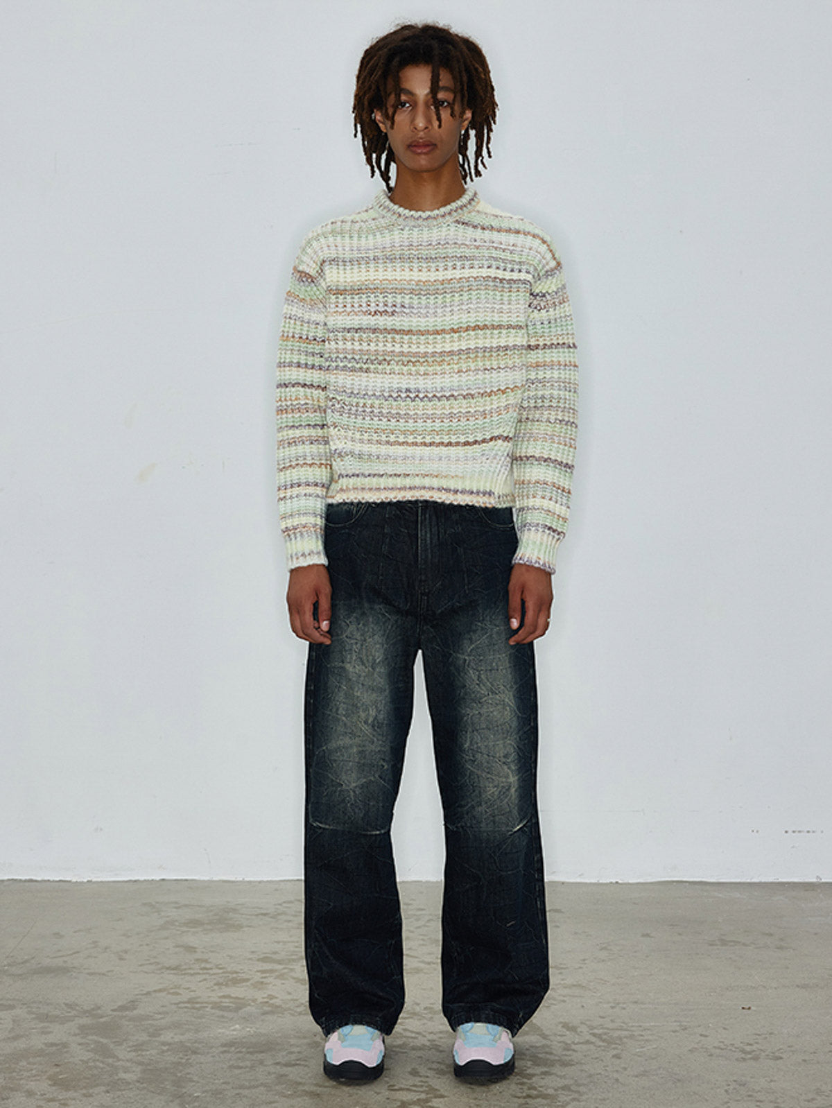 モデルが粗織りクルーネックセーターを着用した画像