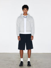 モデルがバッジパッチ付きフード付きジップアップパーカーを着用した画像