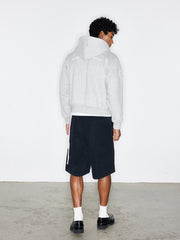 モデルがバッジパッチ付きフード付きジップアップパーカーを着用した画像