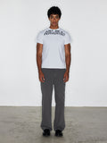 モデルがロゴプリントスリムフィットショートスリーブTシャツを着用した画像
