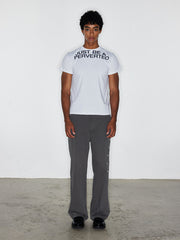 モデルがロゴプリントスリムフィットショートスリーブTシャツを着用した画像