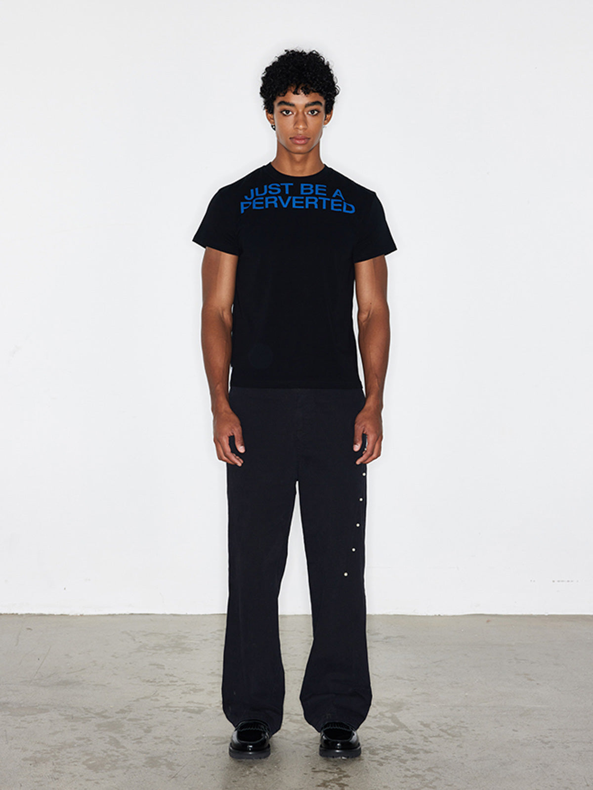 モデルがロゴプリントスリムフィットショートスリーブTシャツを着用した画像