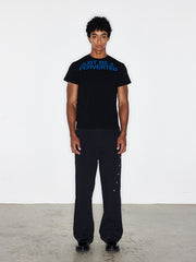 モデルがロゴプリントスリムフィットショートスリーブTシャツを着用した画像