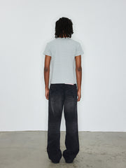 モデルがロゴプリントスリムフィットショートスリーブTシャツを着用した画像