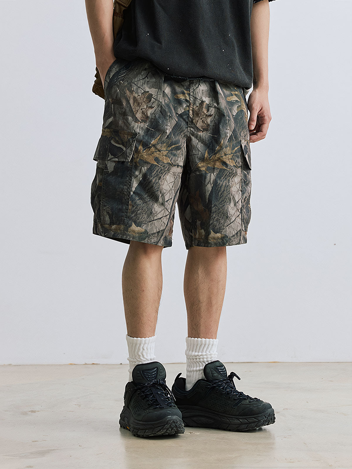 モデルがリバーシブル迷彩ワークショーツを着用した画像