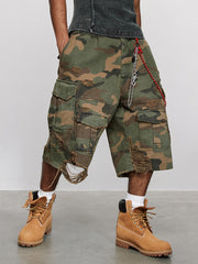 モデルが着用したダメージ加工カモフラージュ七分丈ショーツの展示図