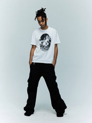 モデル画像:モデルがロックプリントクルーネック半袖Tシャツを着用