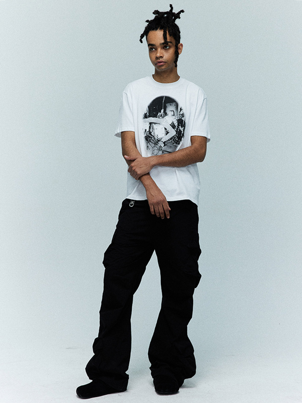 モデル画像:モデルがロックプリントクルーネック半袖Tシャツを着用