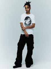 モデル画像:モデルがロックプリントクルーネック半袖Tシャツを着用