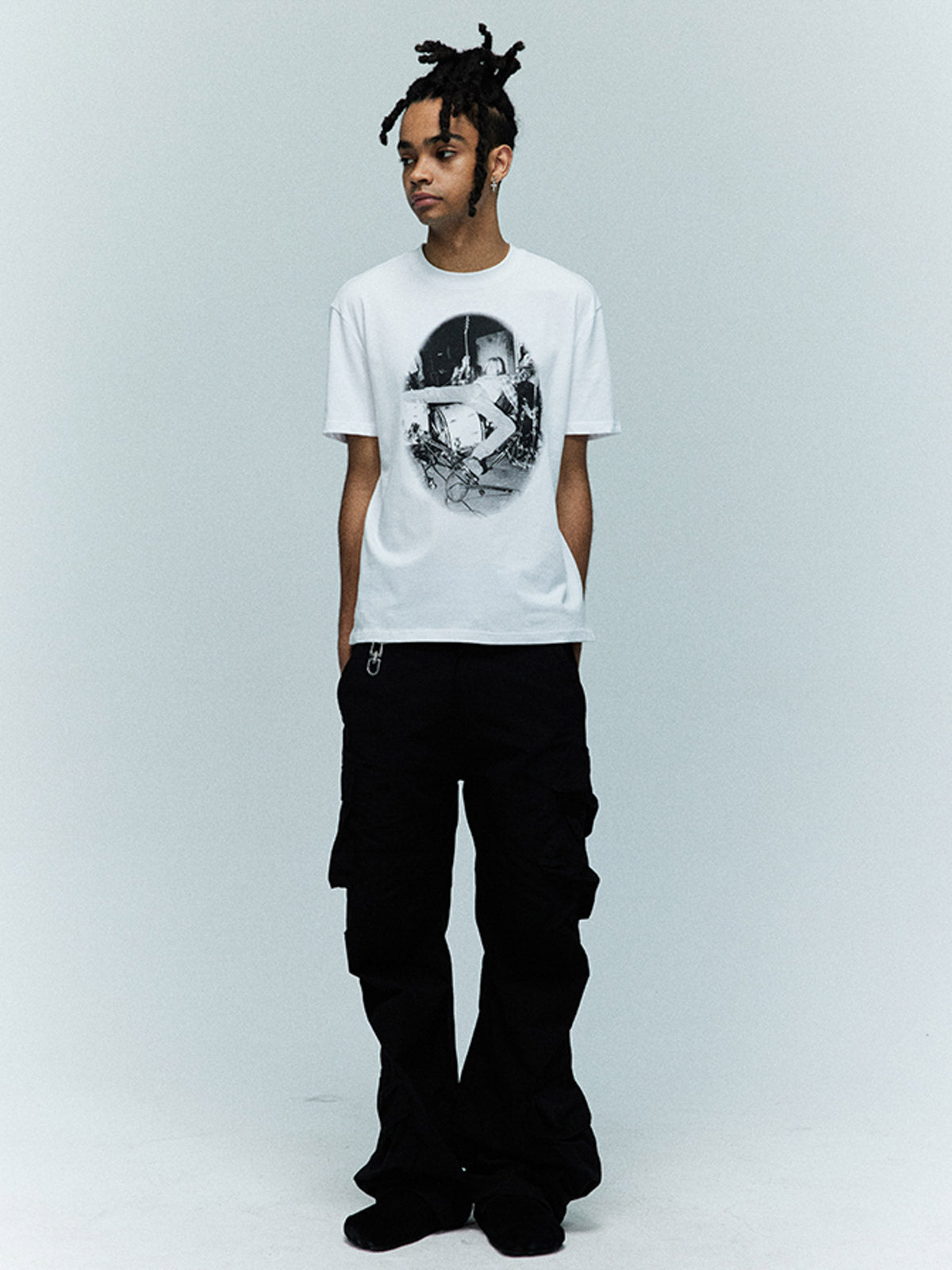 モデル画像:モデルがロックプリントクルーネック半袖Tシャツを着用