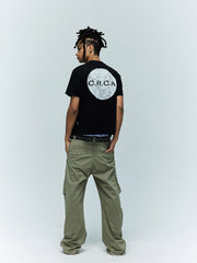 モデル画像:モデルが地球地図プリントTシャツを着用