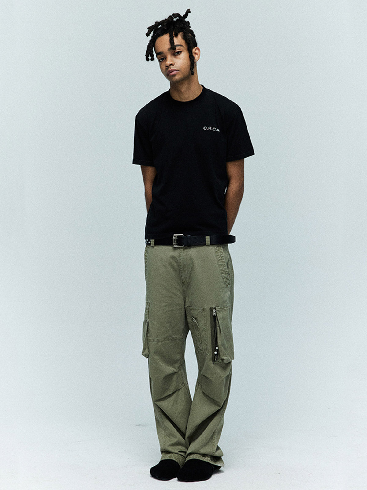 モデル画像:モデルが地球地図プリントTシャツを着用