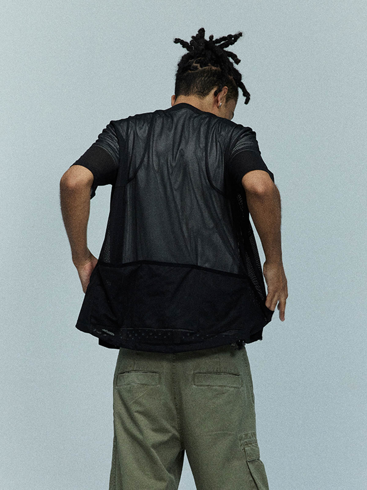 詳細画像:サイクリングジャケットのダブルジッパーとパッチディテール