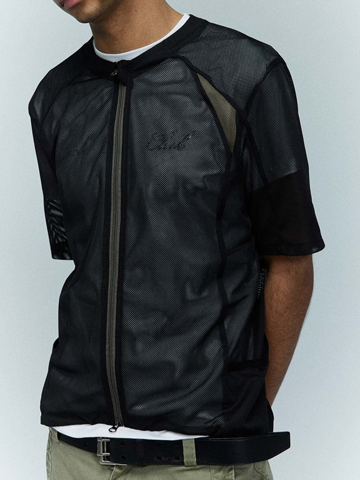 詳細画像:サイクリングジャケットのダブルジッパーとパッチディテール