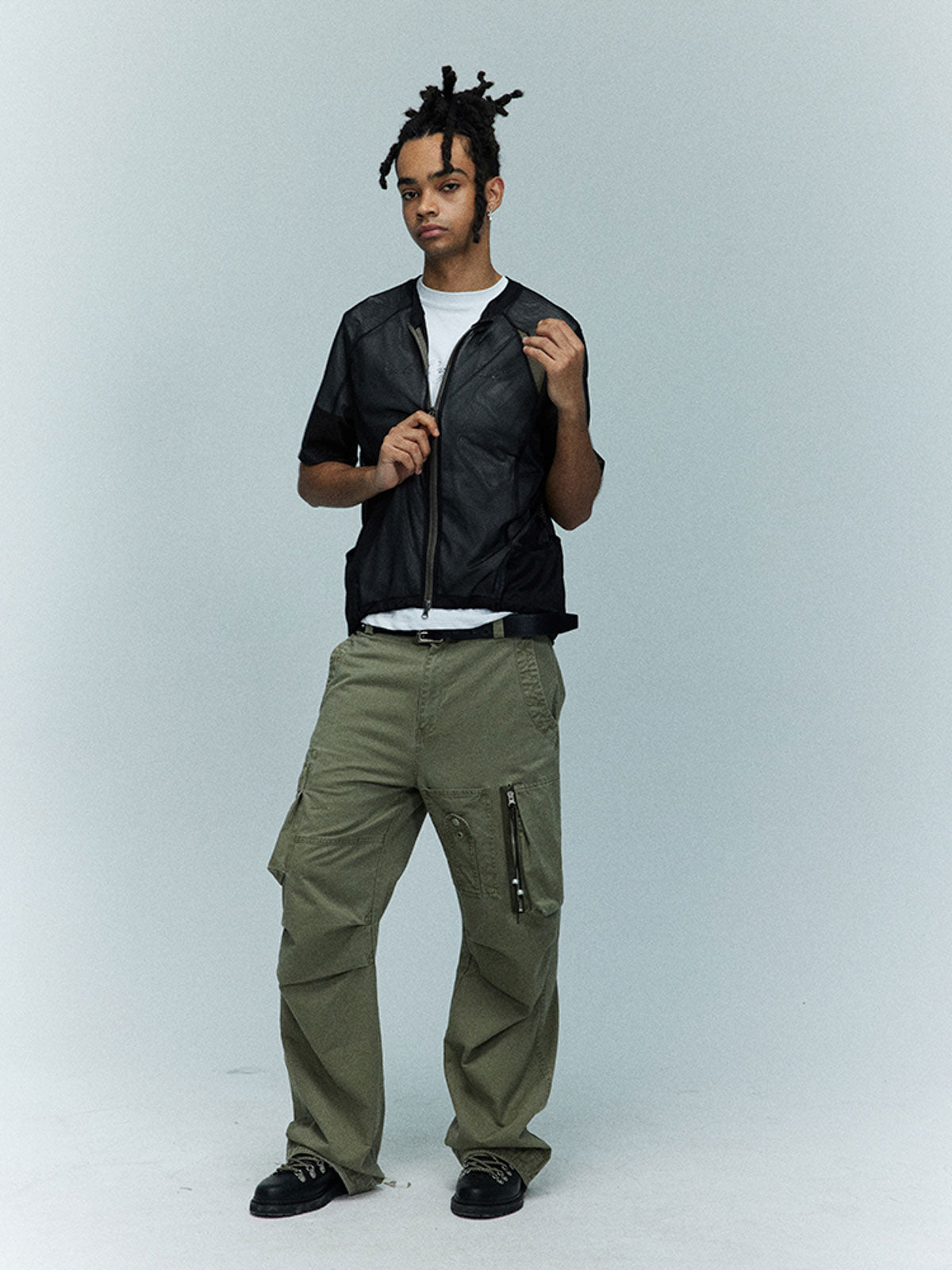 モデル画像:モデルがメッシュ通気性サイクリングジャケット半袖を着用