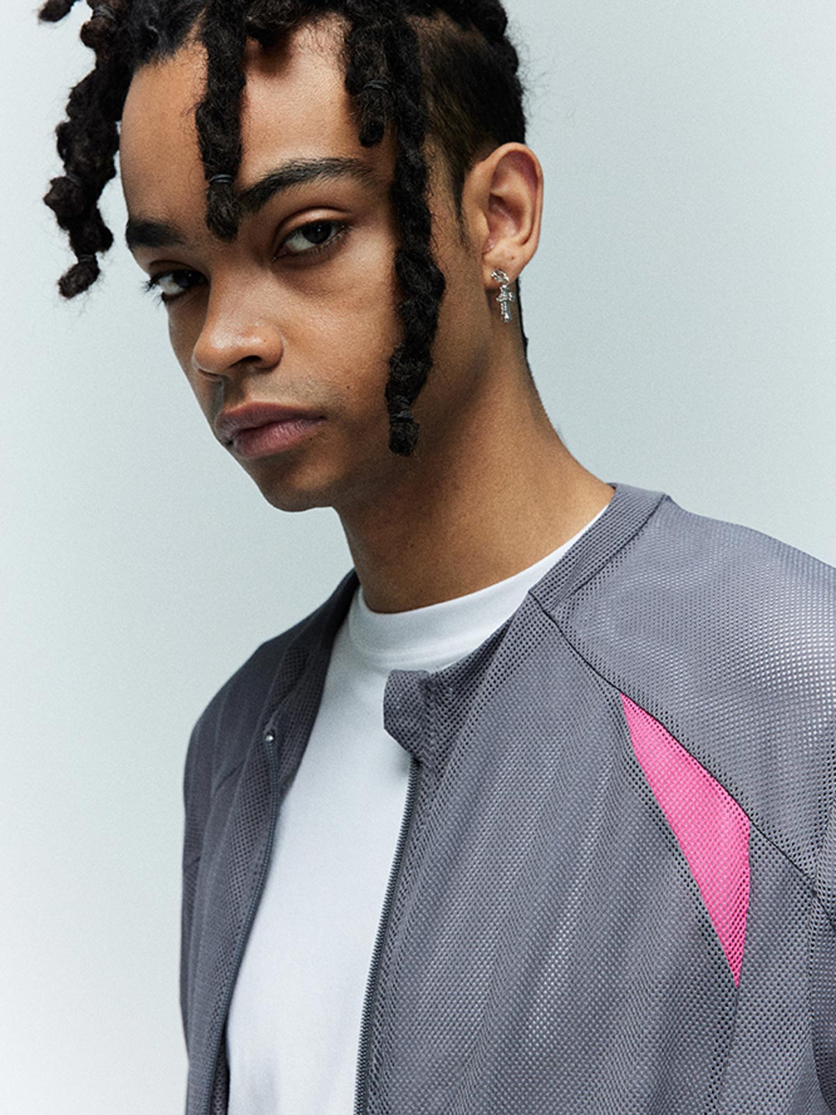 詳細画像:サイクリングジャケットのダブルジッパーとパッチディテール