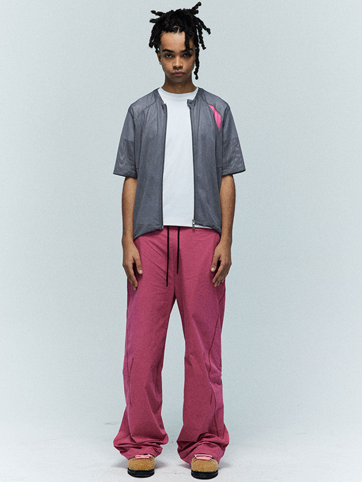 モデル画像:モデルがメッシュ通気性サイクリングジャケット半袖を着用