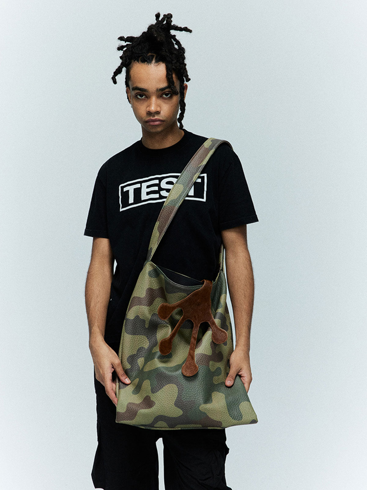 詳細画像:迷彩柄PUレザー素材と馬の毛フロッグクローパーツのディテール