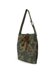 詳細画像:迷彩柄PUレザー素材と馬の毛フロッグクローパーツのディテール