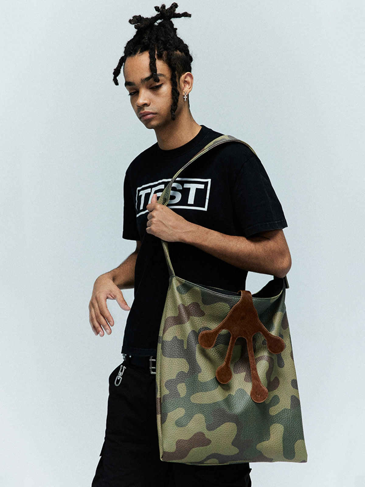 詳細画像:迷彩柄PUレザー素材と馬の毛フロッグクローパーツのディテール