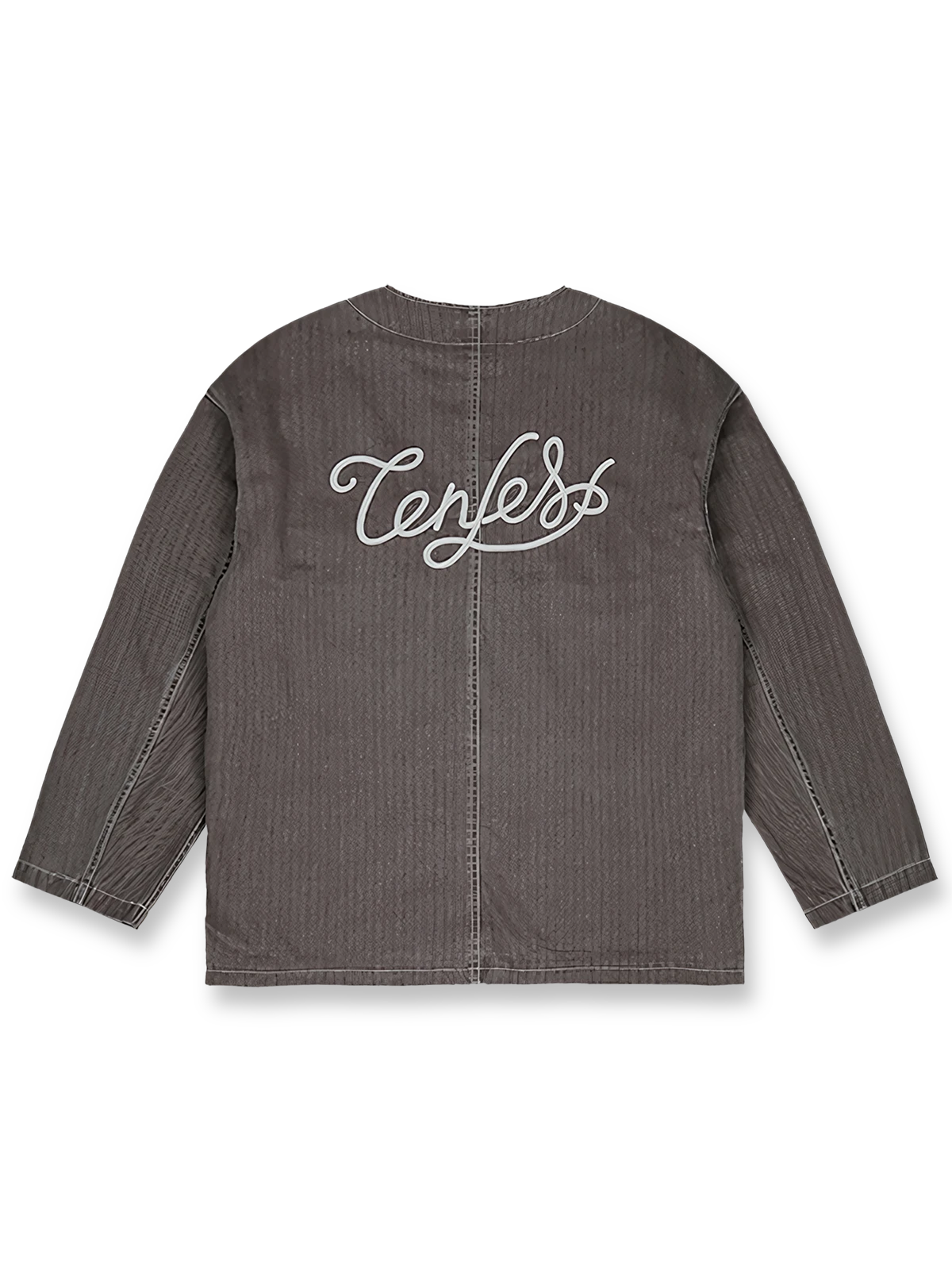 製品画像
「ヴィンテージ加工を施したノーカラーフィッシングジャケット全体イメージ。1950年代のフィッシングカーディガンからインスパイアされ、ウォッシュ加工で自然な色褪せ感を表現した一着。」
詳細画像
「ヘリンボーン生地のしっかりとしたテクスチャーとウォッシュ加工によるユーズド感、胸ポケットのラムウール織りディテールをクローズアップ。」