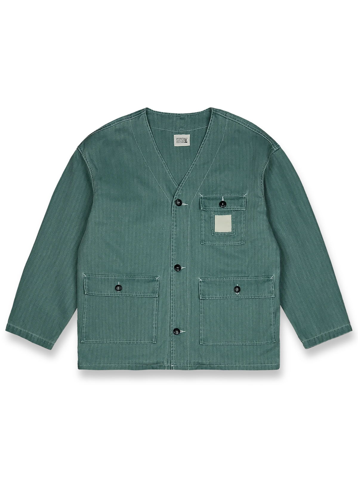 製品画像
「ヴィンテージ加工を施したノーカラーフィッシングジャケット全体イメージ。1950年代のフィッシングカーディガンからインスパイアされ、ウォッシュ加工で自然な色褪せ感を表現した一着。」
詳細画像
「ヘリンボーン生地のしっかりとしたテクスチャーとウォッシュ加工によるユーズド感、胸ポケットのラムウール織りディテールをクローズアップ。」