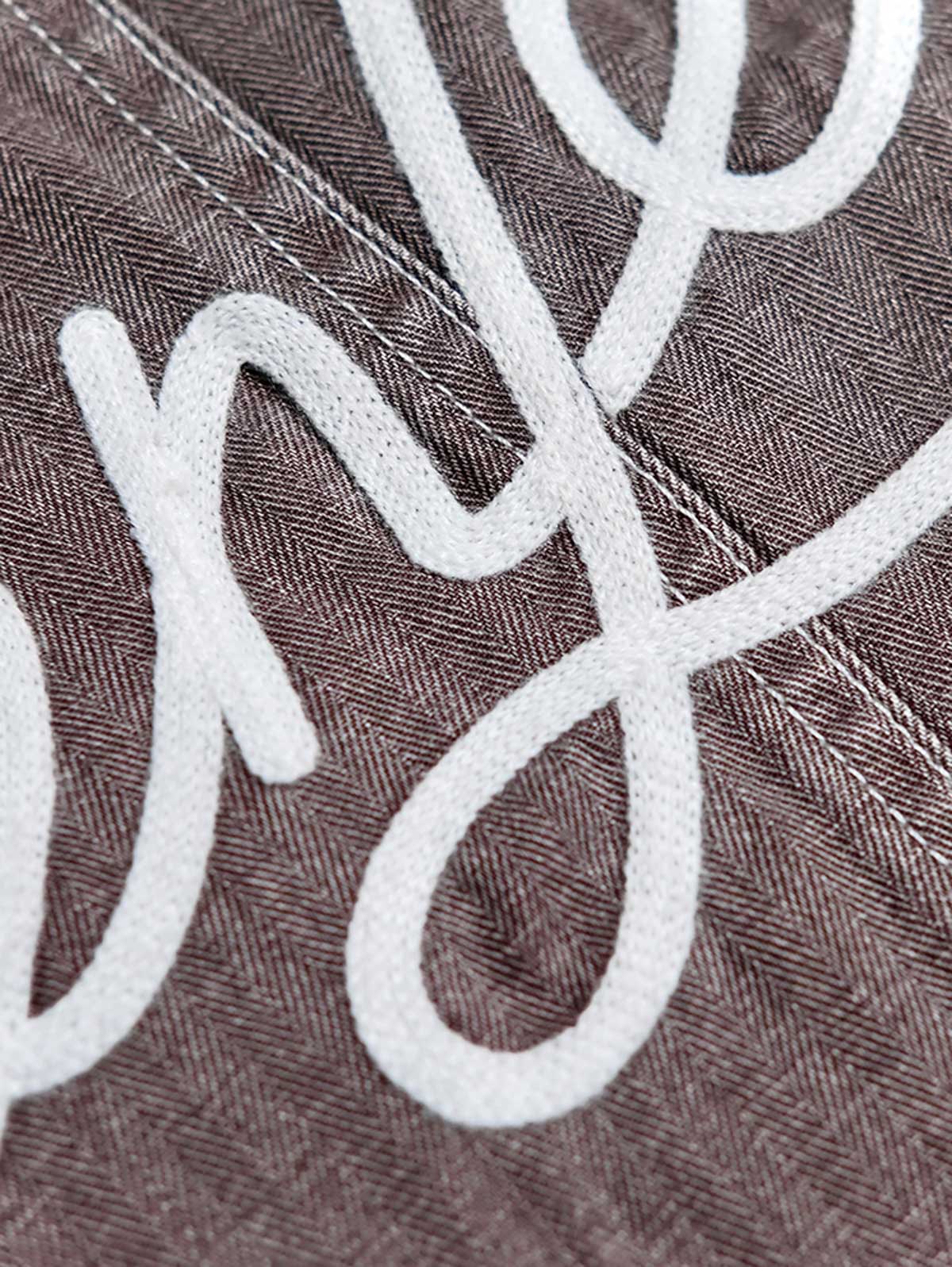 製品画像
「ヴィンテージ加工を施したノーカラーフィッシングジャケット全体イメージ。1950年代のフィッシングカーディガンからインスパイアされ、ウォッシュ加工で自然な色褪せ感を表現した一着。」
詳細画像
「ヘリンボーン生地のしっかりとしたテクスチャーとウォッシュ加工によるユーズド感、胸ポケットのラムウール織りディテールをクローズアップ。」