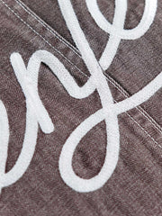 製品画像
「ヴィンテージ加工を施したノーカラーフィッシングジャケット全体イメージ。1950年代のフィッシングカーディガンからインスパイアされ、ウォッシュ加工で自然な色褪せ感を表現した一着。」
詳細画像
「ヘリンボーン生地のしっかりとしたテクスチャーとウォッシュ加工によるユーズド感、胸ポケットのラムウール織りディテールをクローズアップ。」