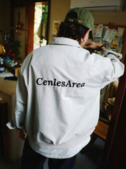 詳細画像
「異なる方向に配置されたポケットと立体的な構造のディテールをクローズアップ。クラッシュ加工による自然なユーズド感とふんわりとした起毛感が魅力。」
モデル画像
「モデルがカジュアルパンツと合わせた多ポケット刺繍フライトジャケットのヴィンテージスタイルコーディネート。ワイドフィットシルエットと短丈がスタイルアップを演出。」