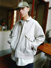 詳細画像
「異なる方向に配置されたポケットと立体的な構造のディテールをクローズアップ。クラッシュ加工による自然なユーズド感とふんわりとした起毛感が魅力。」
モデル画像
「モデルがカジュアルパンツと合わせた多ポケット刺繍フライトジャケットのヴィンテージスタイルコーディネート。ワイドフィットシルエットと短丈がスタイルアップを演出。」