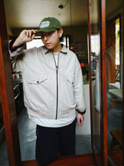 詳細画像
「異なる方向に配置されたポケットと立体的な構造のディテールをクローズアップ。クラッシュ加工による自然なユーズド感とふんわりとした起毛感が魅力。」
モデル画像
「モデルがカジュアルパンツと合わせた多ポケット刺繍フライトジャケットのヴィンテージスタイルコーディネート。ワイドフィットシルエットと短丈がスタイルアップを演出。」